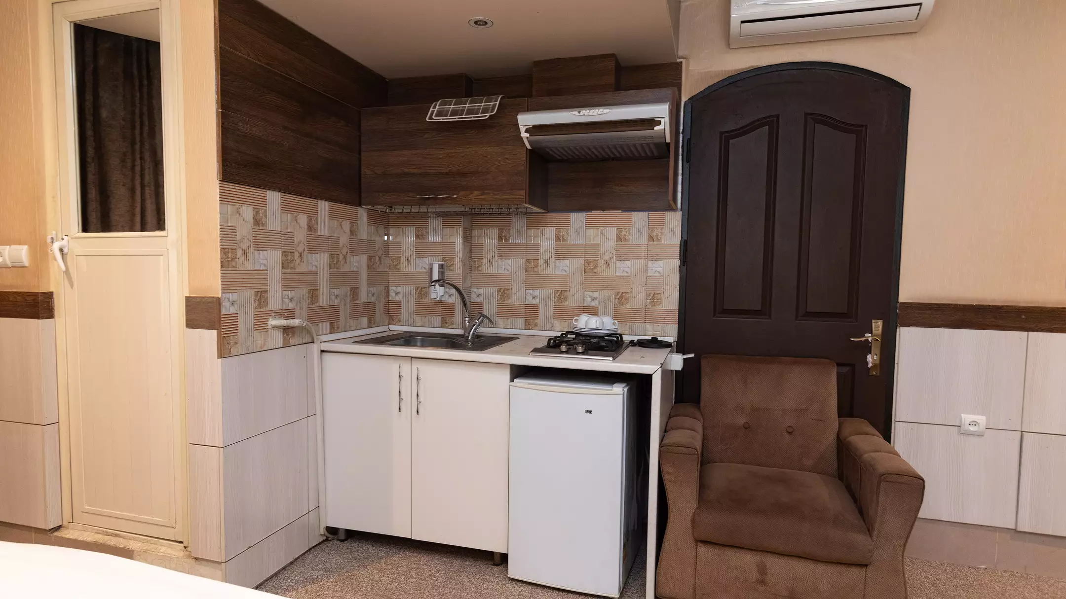 Alibaba https://cdn.alibaba.ir/ostorage/hotel-accommodation-images/67065820666674792fcccc4c_9a6c851b-026a-49a3-81e9-22880f2c4c56_هتل سفرا - آپارتمان سه تخته (2).webp